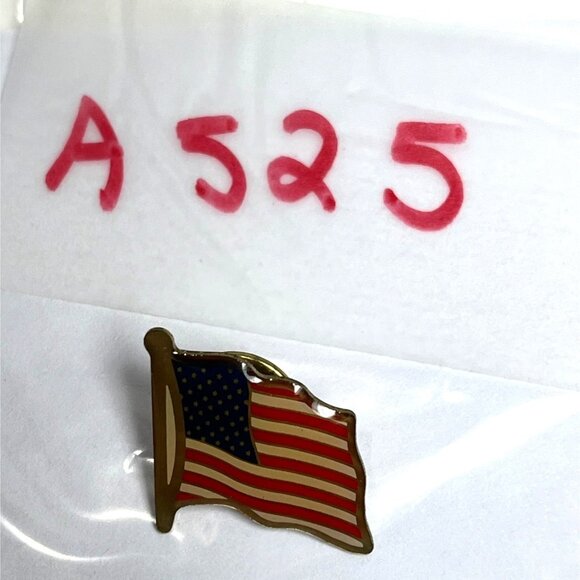 American Flag Lapel Pin - Patriotic USA Flag Enamel Badge A525 - Picture 4 of 4